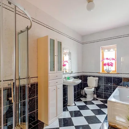 5 Bed In Westport Oc-ii06251 *